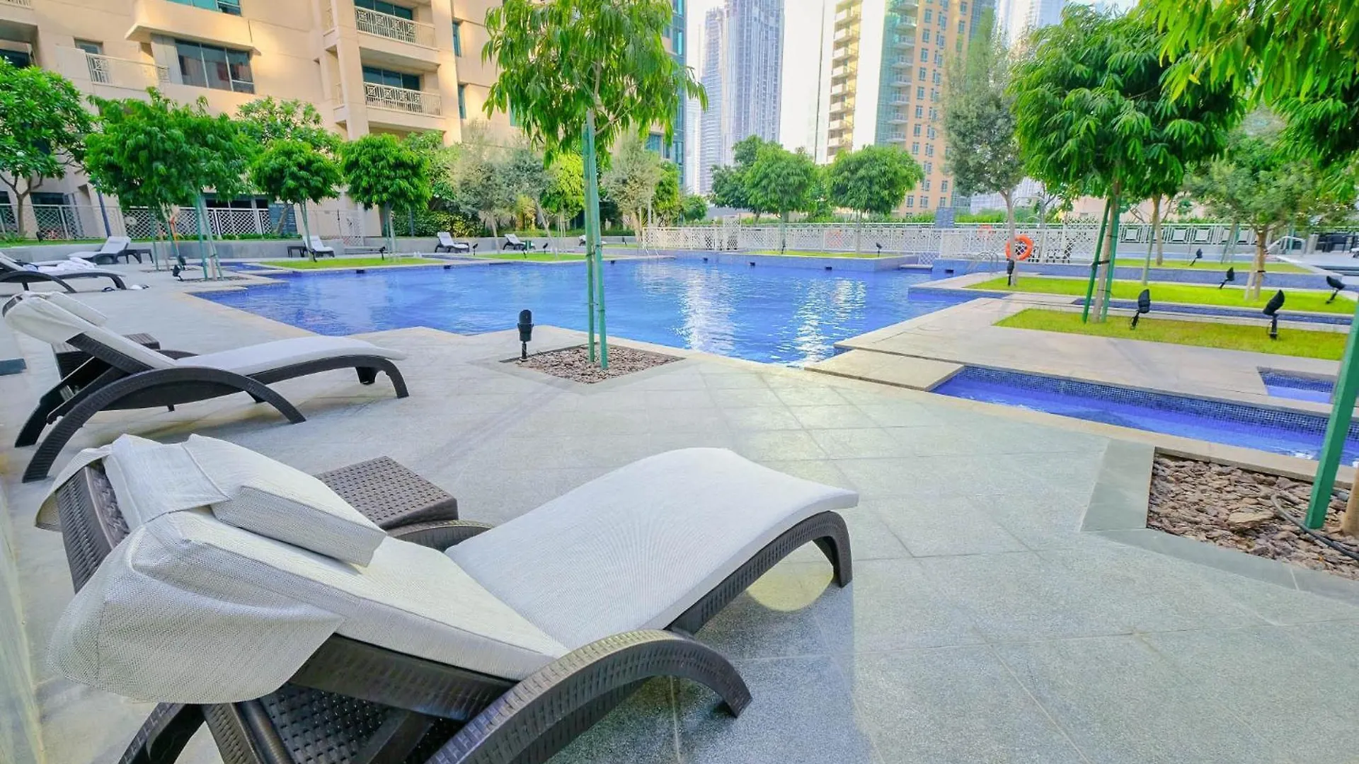 Modernized 2 Bedroom Apartment In Downtown And Sleeps 6 Dubai