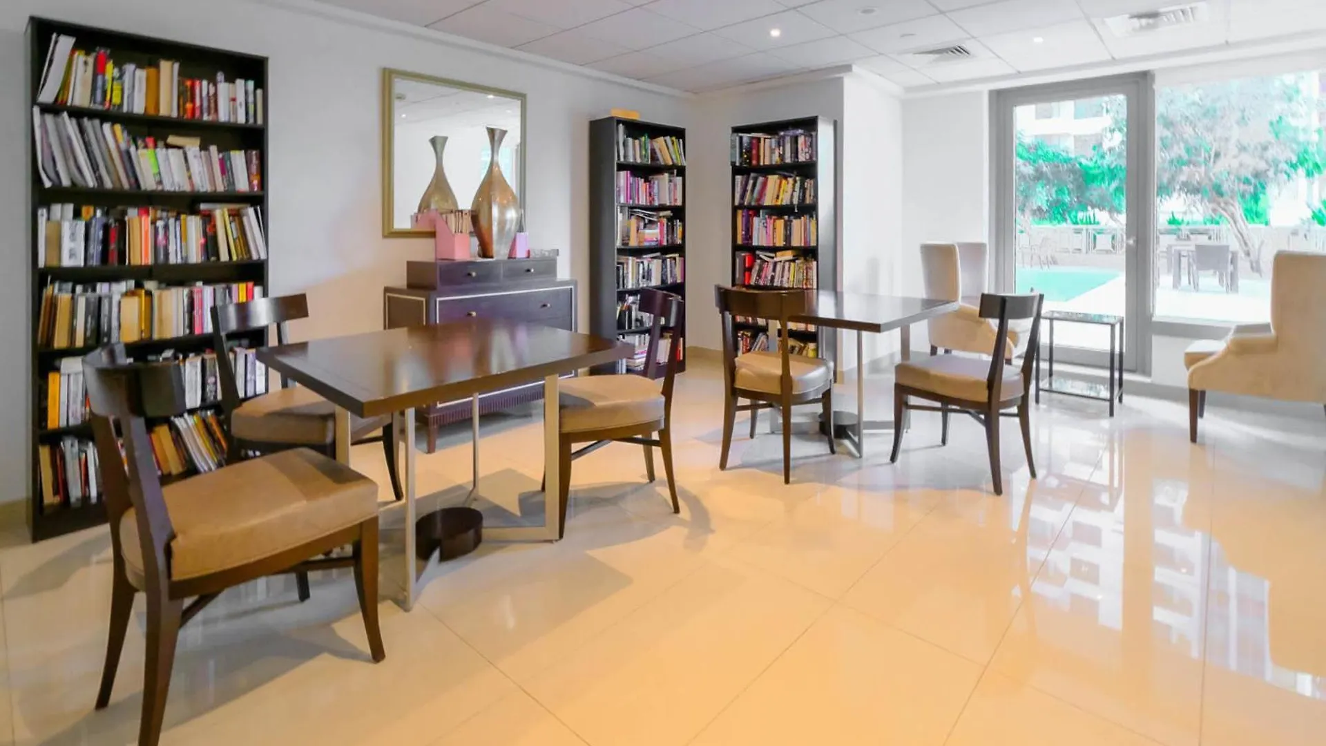 Modernized 2 Bedroom Apartment In Downtown And Sleeps 6 Dubai