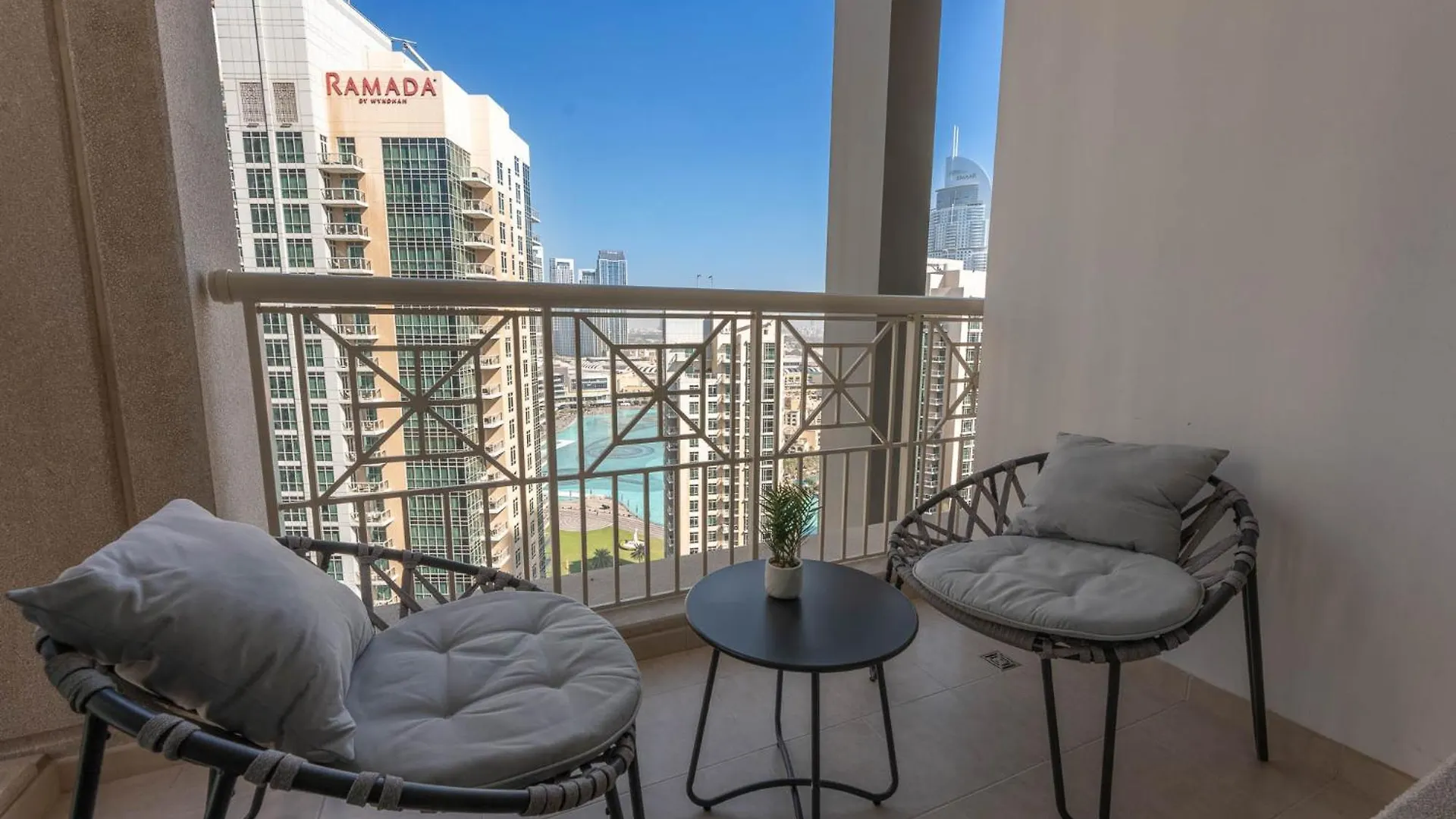 Modernized 2 Bedroom Apartment In Downtown And Sleeps 6 Dubai