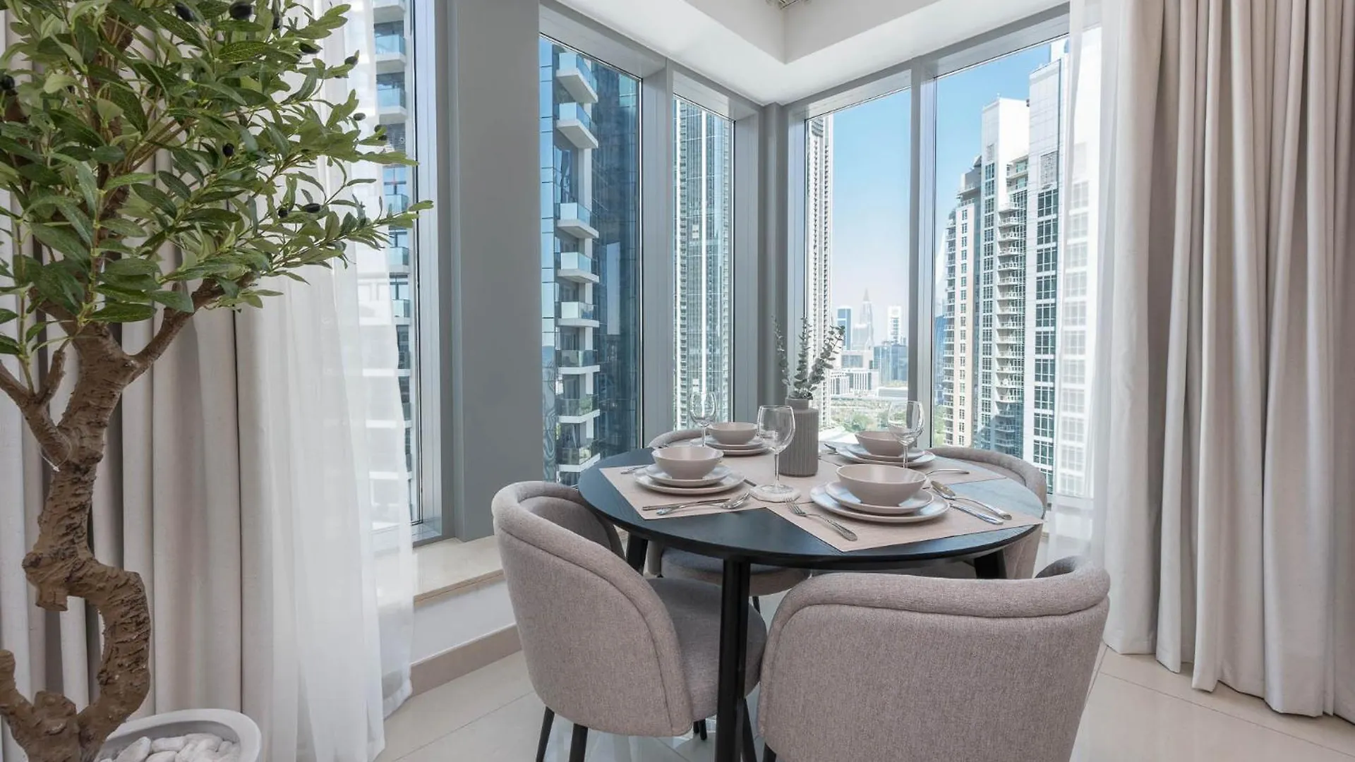 Modernized 2 Bedroom Apartment In Downtown And Sleeps 6 Dubai United Arab Emirates