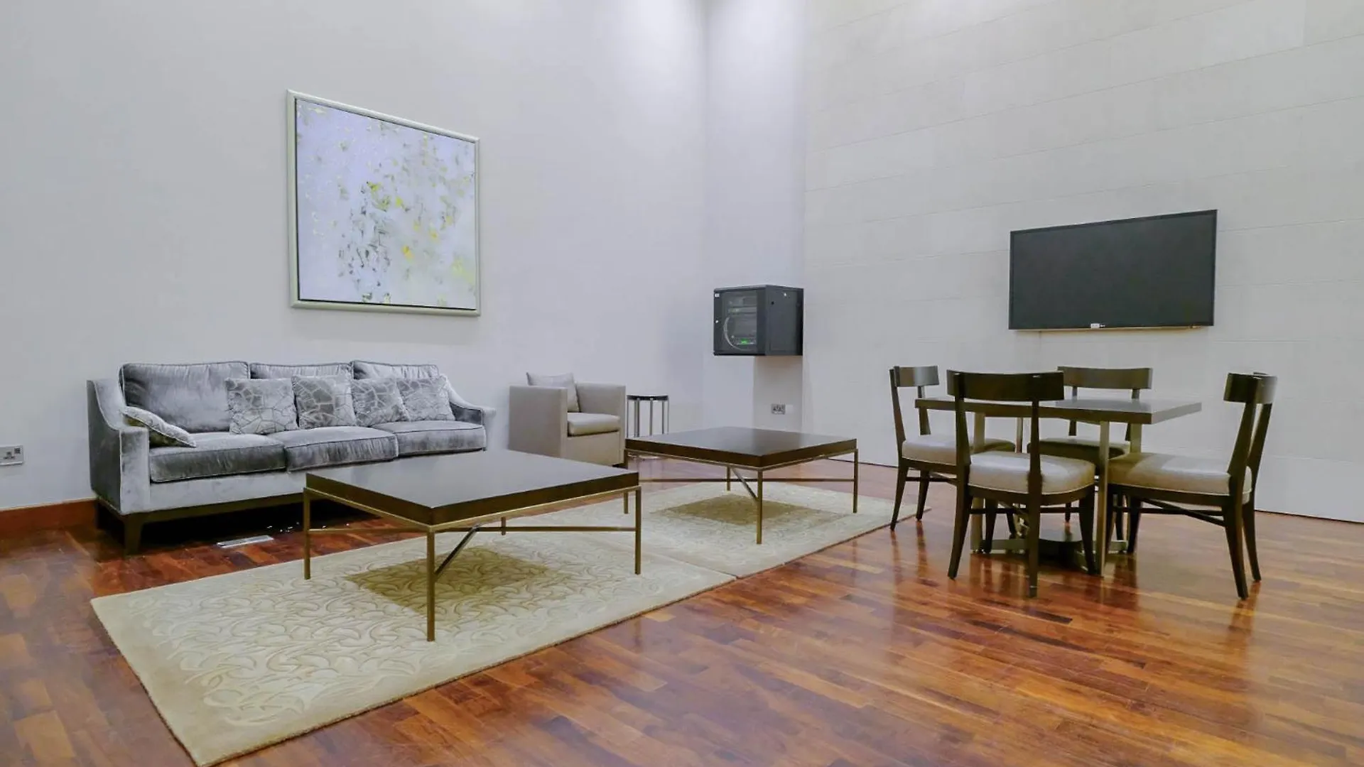 Modernized 2 Bedroom Apartment In Downtown And Sleeps 6 Dubai