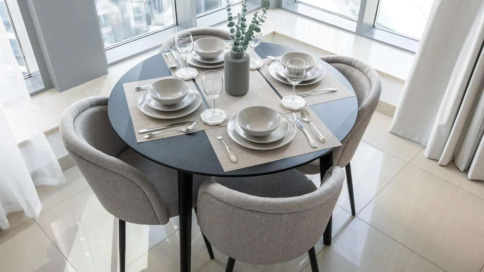 Modernized 2 Bedroom Apartment In Downtown And Sleeps 6 Dubai
