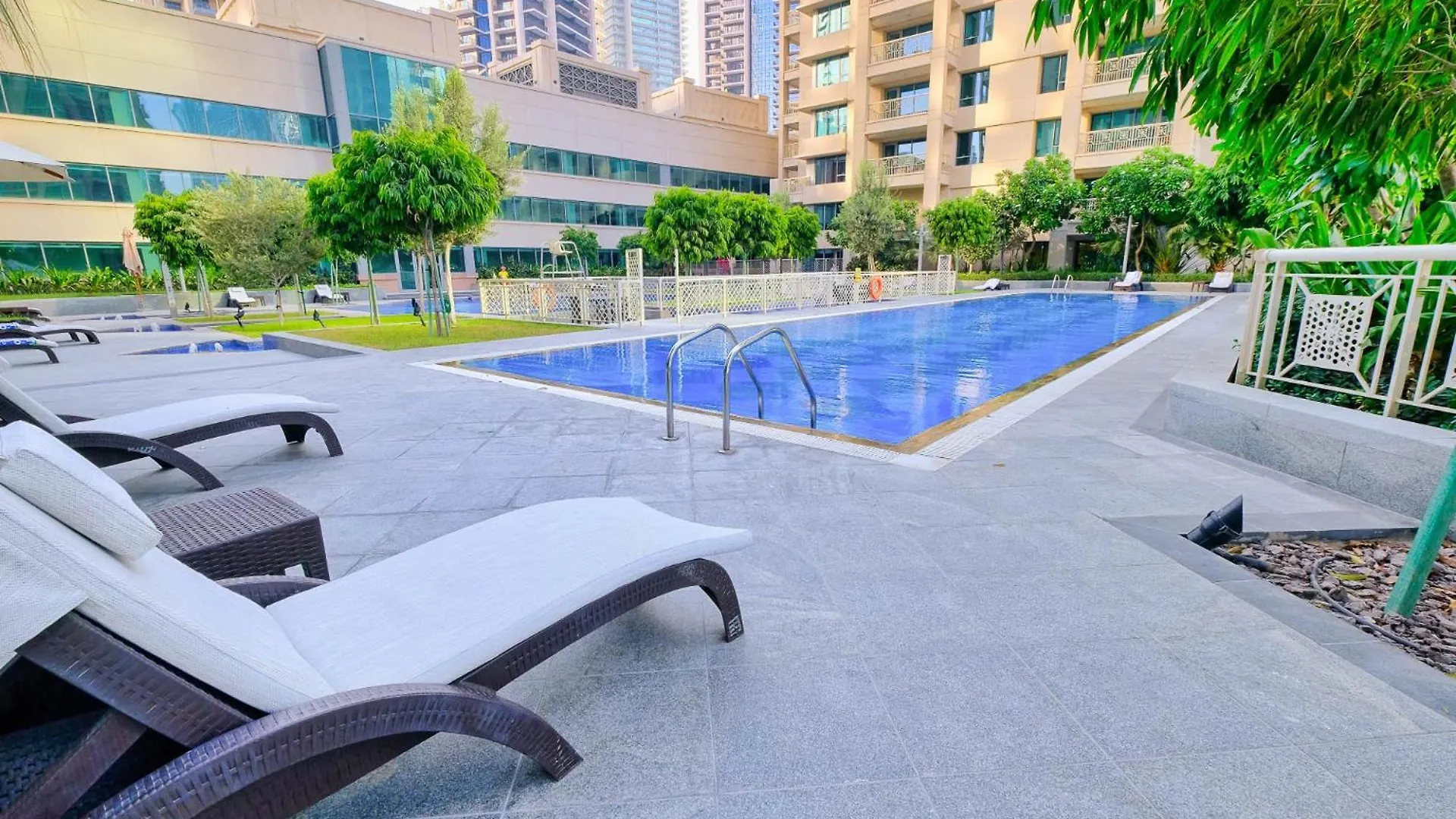 Modernized 2 Bedroom Apartment In Downtown And Sleeps 6 Dubai