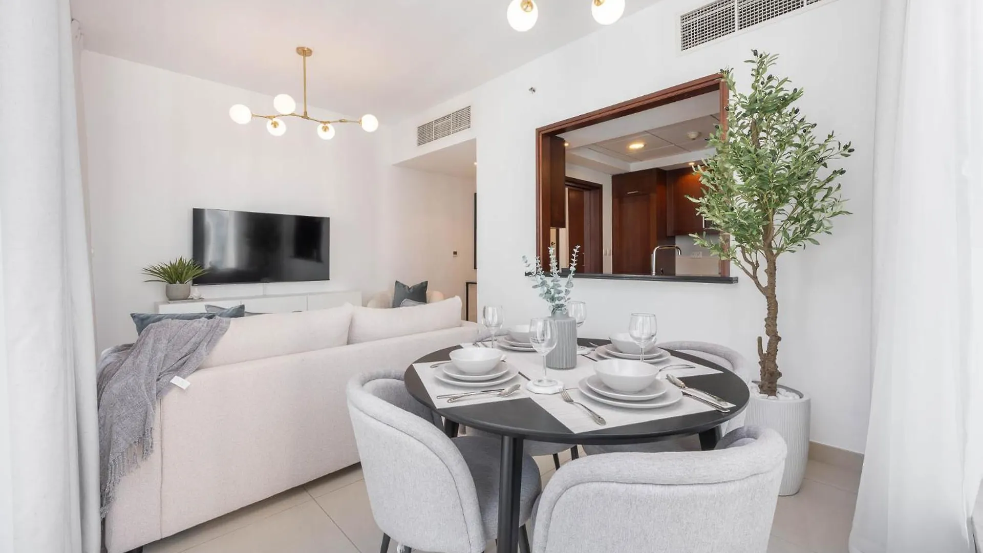 Modernized 2 Bedroom Apartment In Downtown And Sleeps 6 Dubai