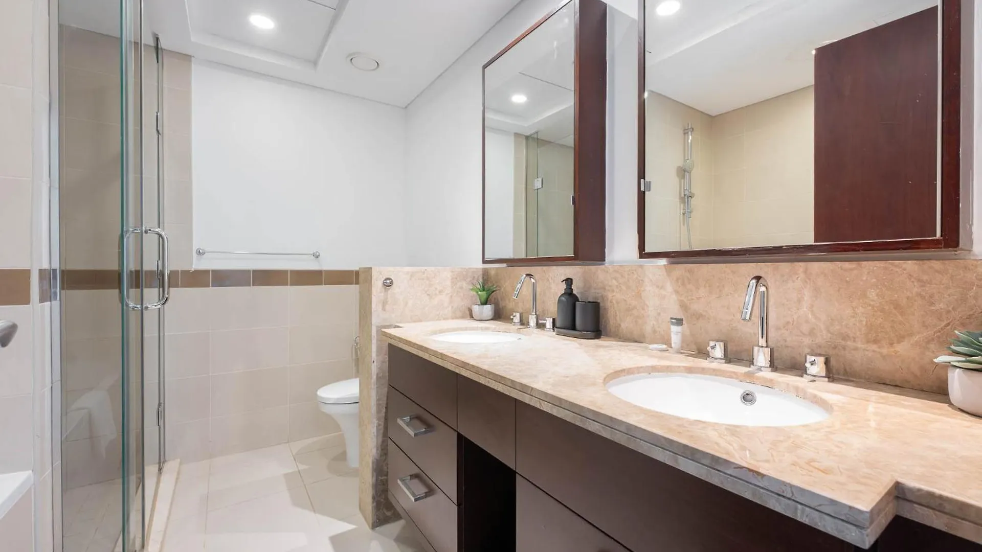 Modernized 2 Bedroom Apartment In Downtown And Sleeps 6 Dubai