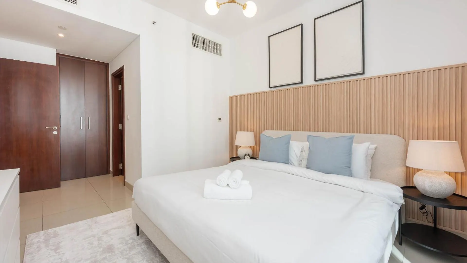 Modernized 2 Bedroom Apartment In Downtown And Sleeps 6 Dubai