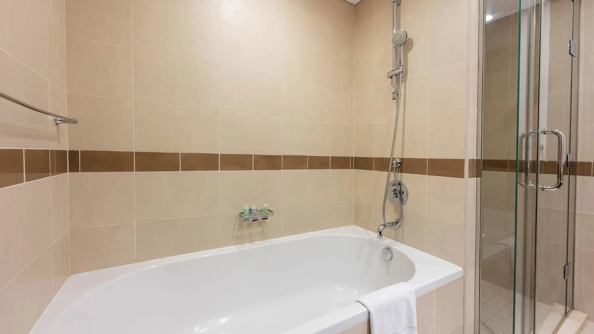 Modernized 2 Bedroom Apartment In Downtown And Sleeps 6 Dubai