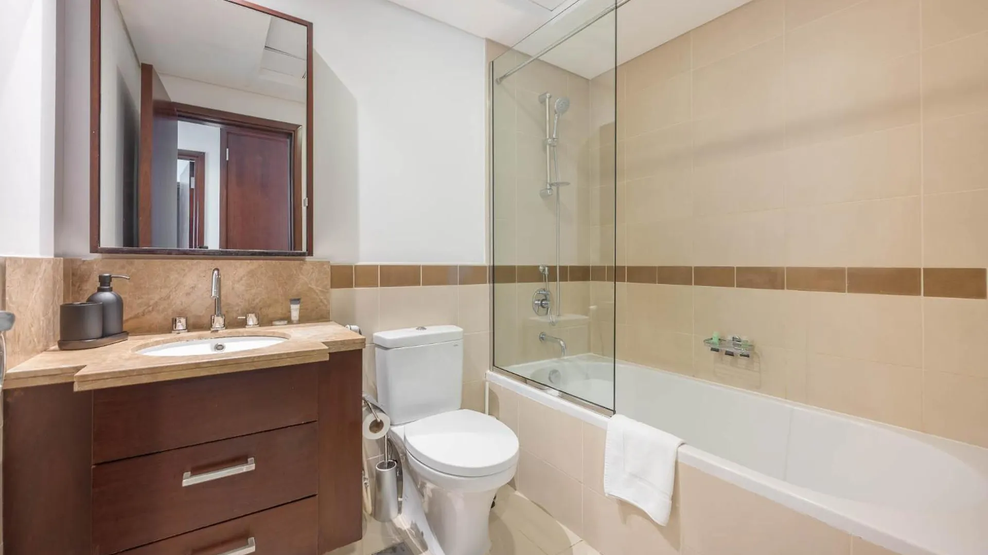 Modernized 2 Bedroom Apartment In Downtown And Sleeps 6 Dubai