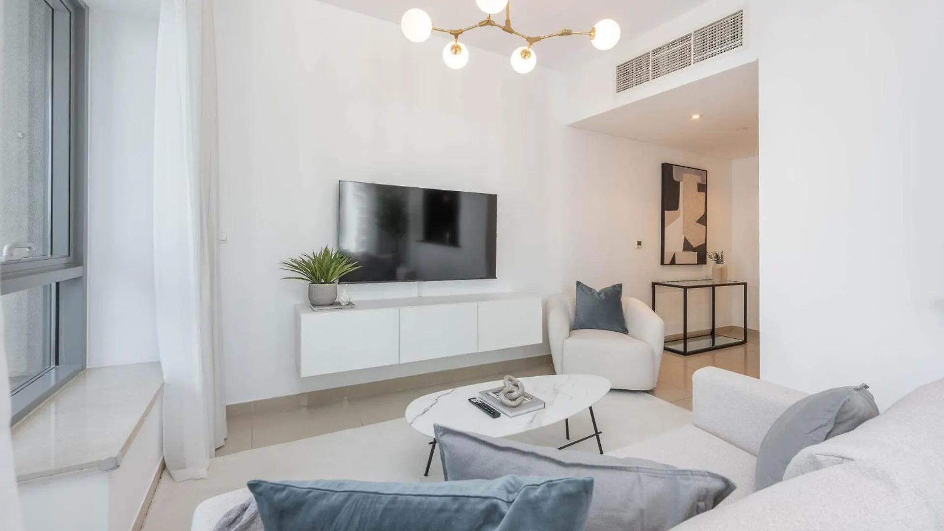 Modernized 2 Bedroom Apartment In Downtown And Sleeps 6 Dubai United Arab Emirates
