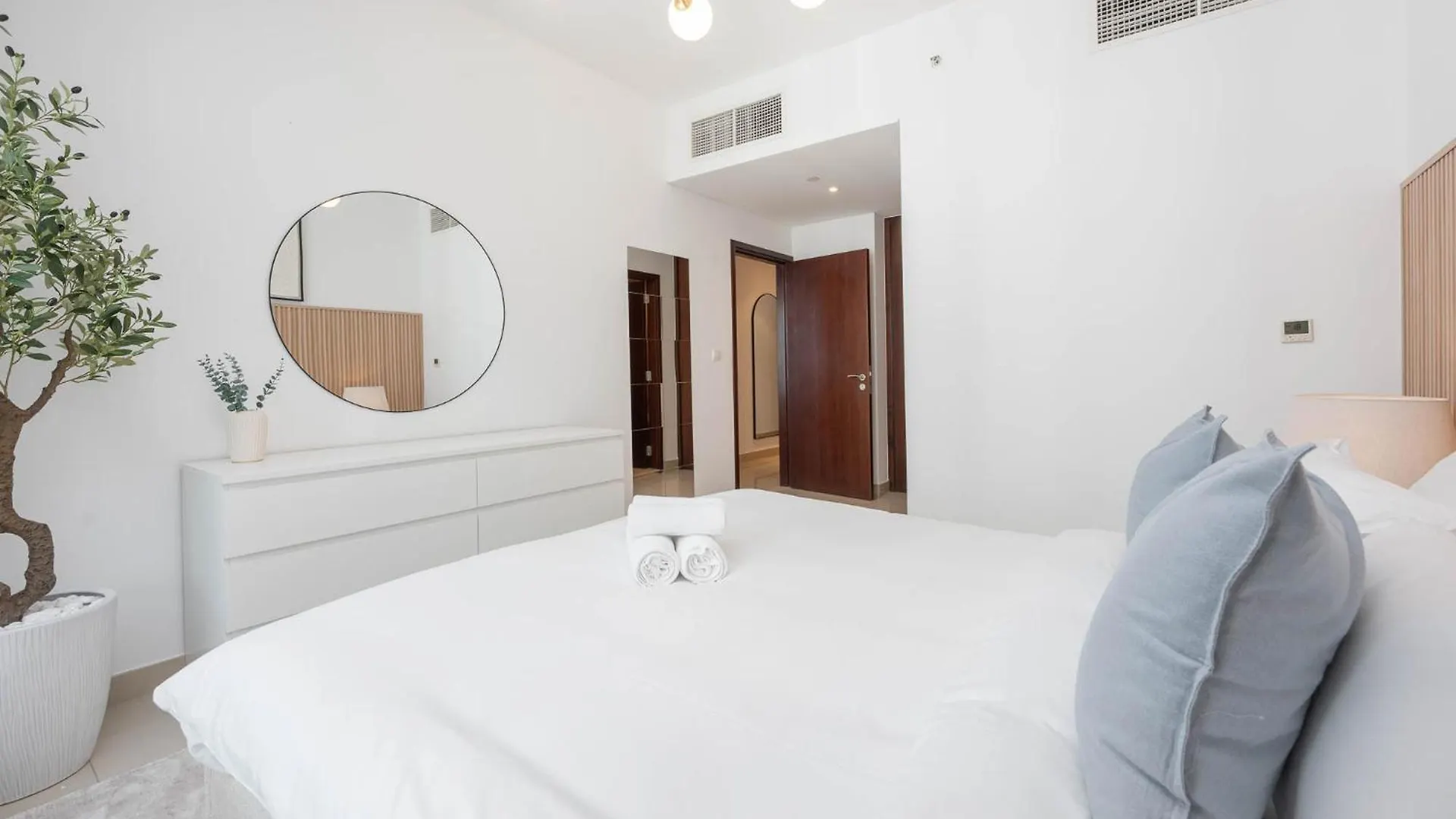 Modernized 2 Bedroom Apartment In Downtown And Sleeps 6 Dubai