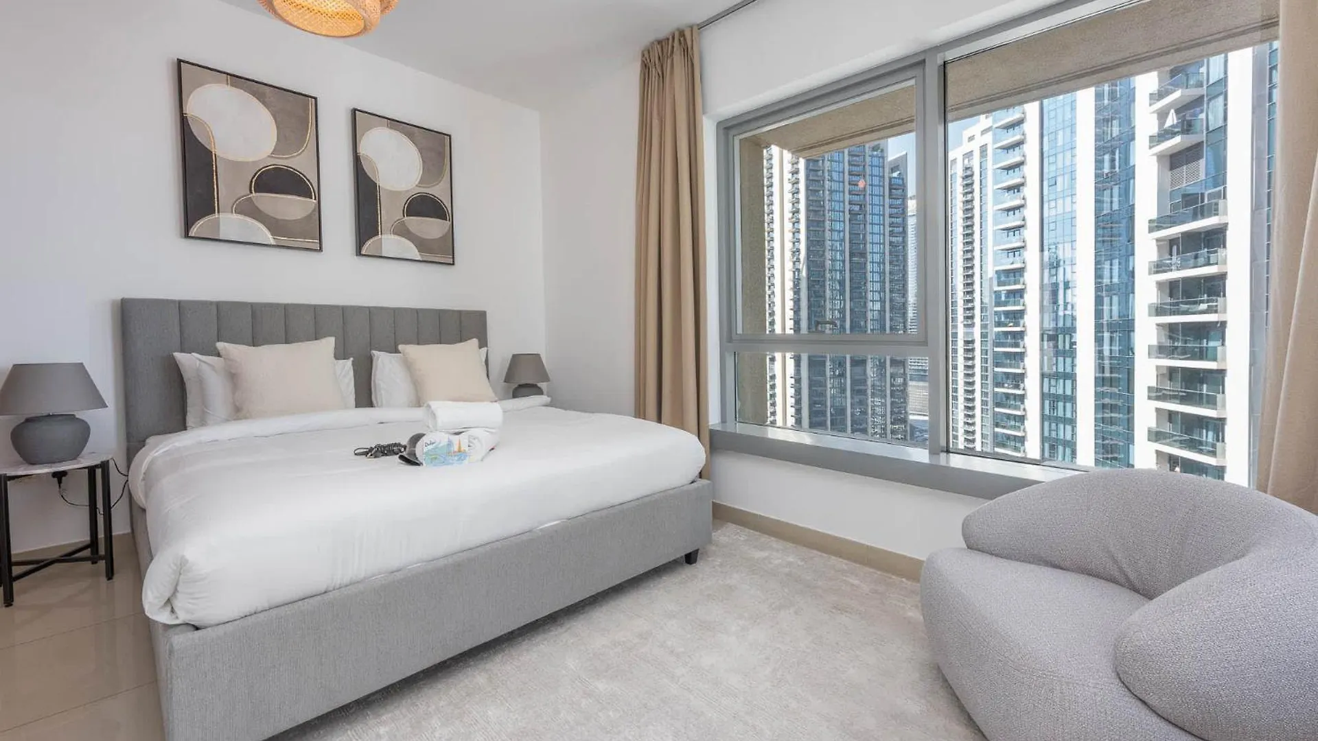 Modernized 2 Bedroom Apartment In Downtown And Sleeps 6 Dubai