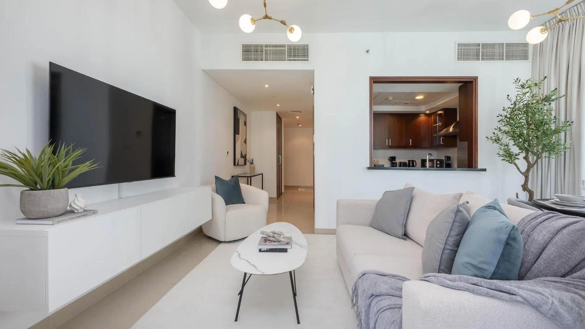 Modernized 2 Bedroom Apartment In Downtown And Sleeps 6 Dubai