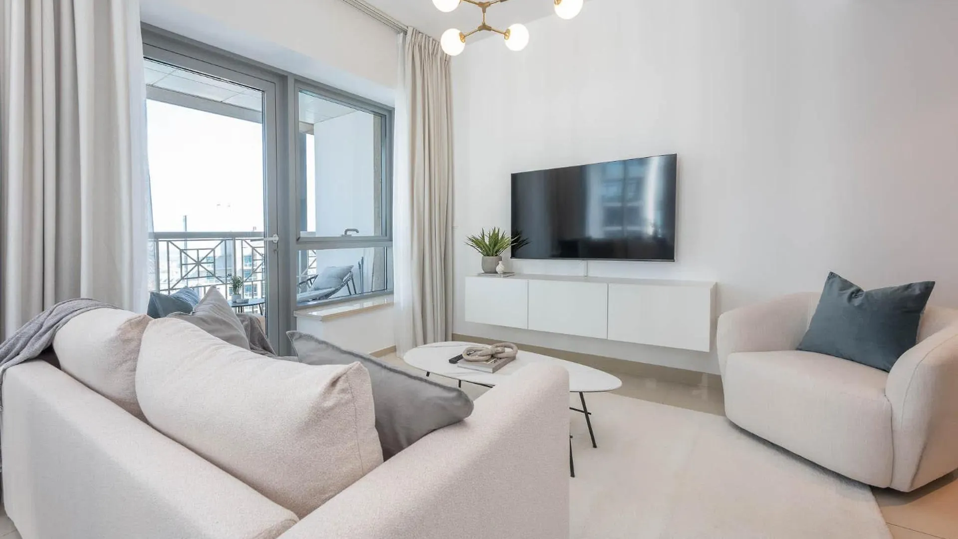 Modernized 2 Bedroom Apartment In Downtown And Sleeps 6 Dubai